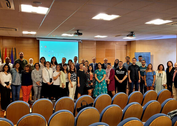 Foto de familia de representantes institucionales y alumnado del curso.