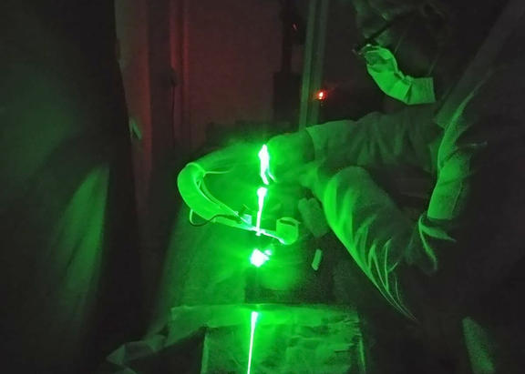 El investigador de la UJA Carlos Martínez, en el laboratorio, analizando una pantalla.