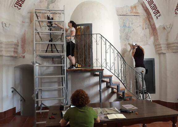Las investigadoras de la UJA, en la ermita de la Consolación de Torredonjimeno