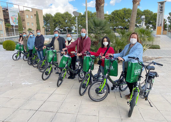Beneficiarios de las bicis, junto a miembros del Vicerrectorado de Estrategia y Gestión del Cambio de la UJA. 