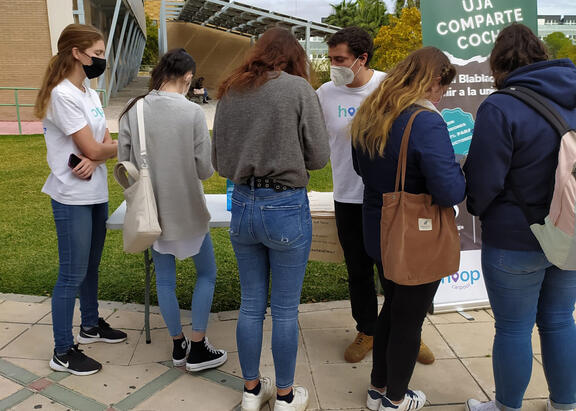 Estudiantes reciben información sobre esta iniciativa en el Campus Las Lagunillas.