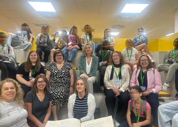 Organizadoras y escolares participantes, en el CRAI de la Biblioteca de la UJA.