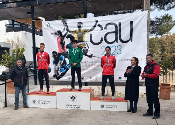 Sergio López Requena, en el podium tras su victoria.