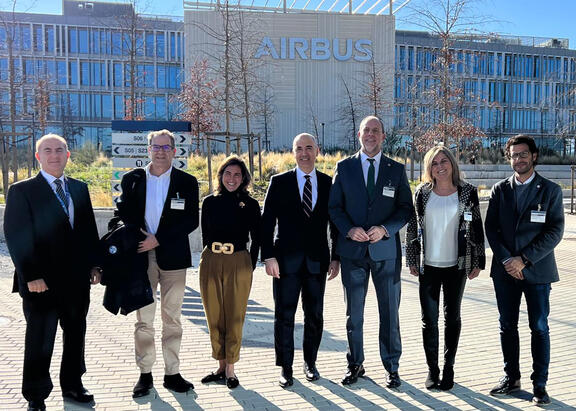 Representantes de la UJA y Airbus España, en las instalaciones de la compañía en Getafe.