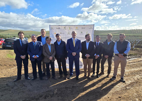 El Rector, en el centro junto con el presidente de Caja Rural y el presidente de la Diputación, junto al resto de representantes institucionales.
