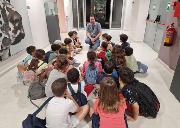 Uno de los grupos de escolares, en su visita al espacio 'Obra Invitada'.
