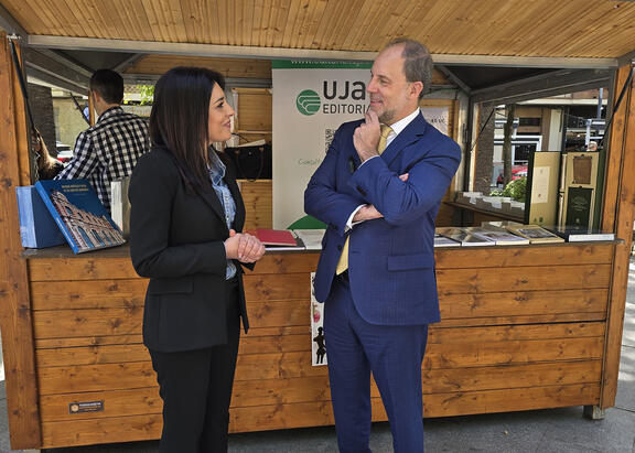 Nicolás Ruiz y Susana Ferrer, en la caseta de la UJA en la Feria del Libro de Linares.