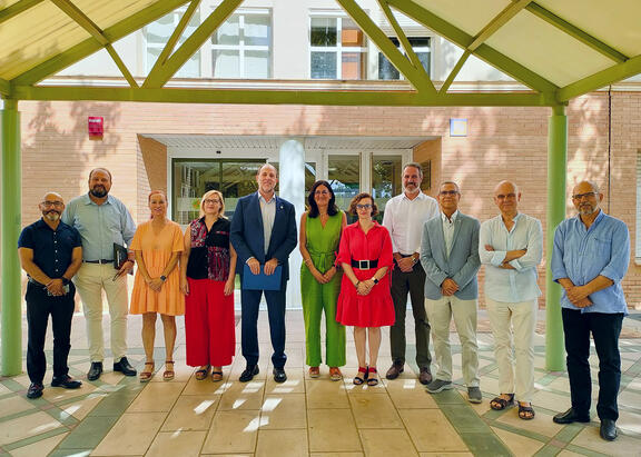 El Rector de la UJA, en el centro, junto a la Rectora de la UHU, junto a parte de sus Equipos de Dirección y responsables de Ciencias de la Salud y el Grado en Medicina de la UJA.