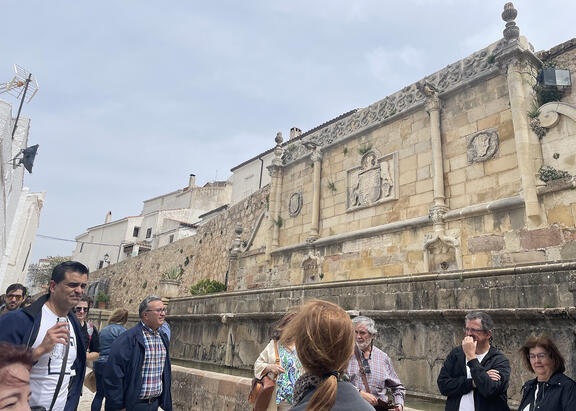 Participantes en la visita, junto a a fuente imperial de Segura de la Sierra.