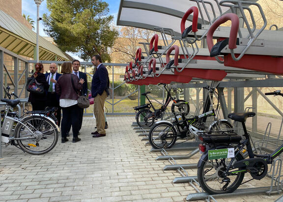 Visita al aparcamiento de bicicletas en el Campus Las Lagunillas.
