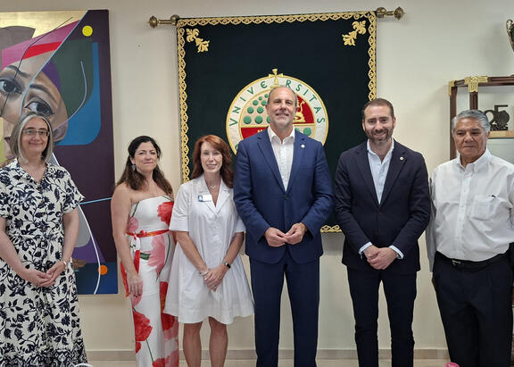 El Rector de la UJA y la Rectora de la University of Arkansas, en el centro, durante la visita institucional a la UJA.