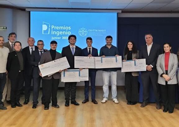 Foto de familia de galardonados y representantes institucionales.