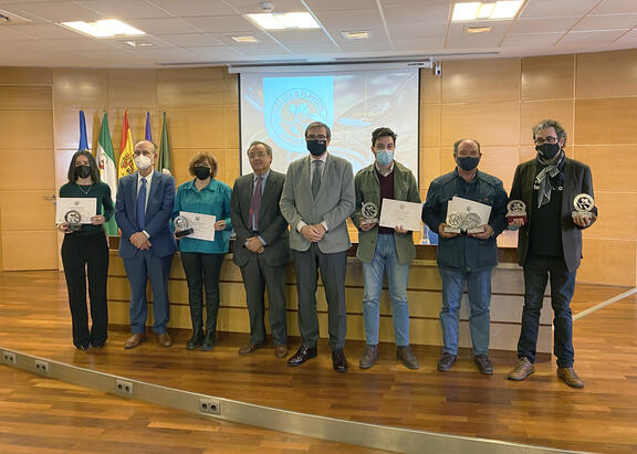 Representantes institucionales y representantes de compañías galardonadas.
