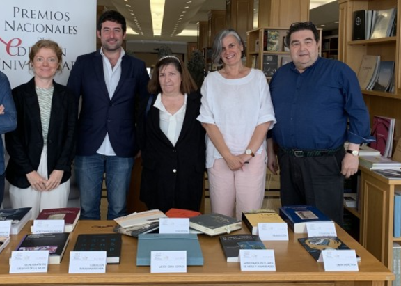 Jurado de los XXVI Premios Nacionales de Edición Universitaria, con las obras ganadoras.