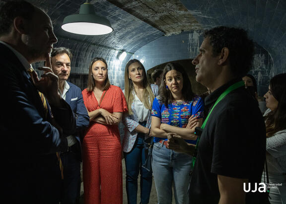 Visita guiada al refugio bajo el albergue juvenil.