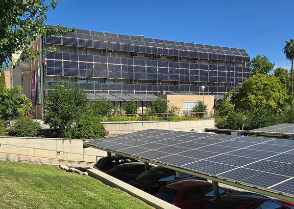 Placas fotovoltaicas instaladas en las cubiertas de un aparcamiento y del Edificio B5 del Campus Las Lagunillas.
