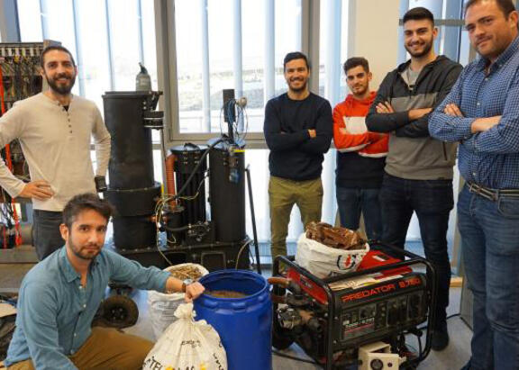 Investigadores del proyecto OLIVEN, con muestras de biomasa, en una imagen de archivo.