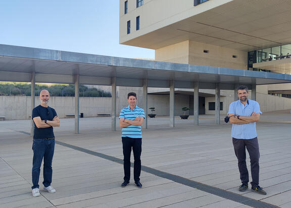 Los investigadores del proyecto Francisco Cañadas, Pedro Vera y Julio Carabinas, en el Campus de Linares.