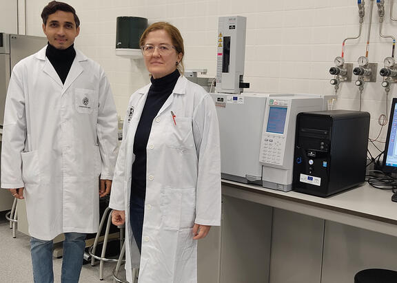 La investigadora Lourdes Martínez Cartas y el investigador Adnan Asad Karim.