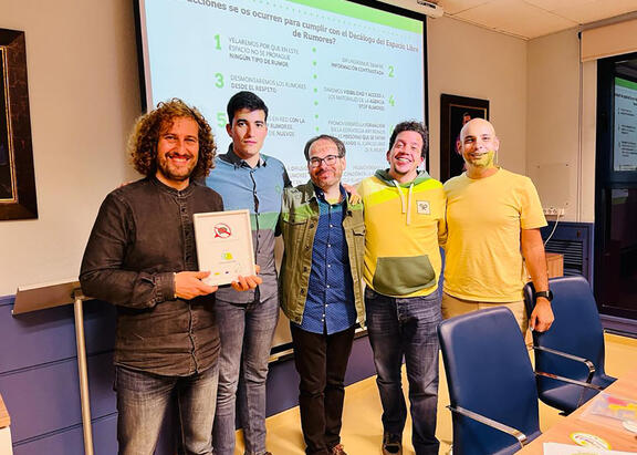 Julio A. Olivares, con la acreditación, junto a colabores de la emisora universitaria.