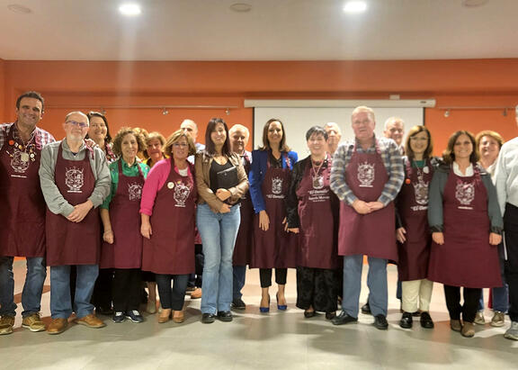 Participantes en la inauguración de la exposición y posterior degustación.