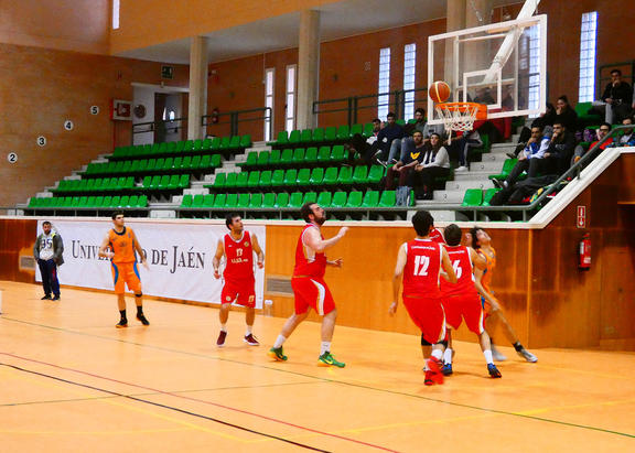 Partido de baloncesto del equipo masculino de la UJA.