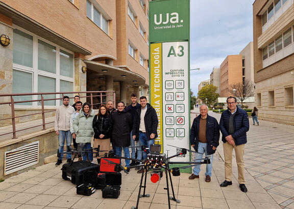 Miembros del CEATIC de la UJA, junto a material adquirido.