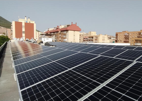 Placas fotovoltaicas instaladas en los tejados del Colegio Cristo Rey de Jaén.
