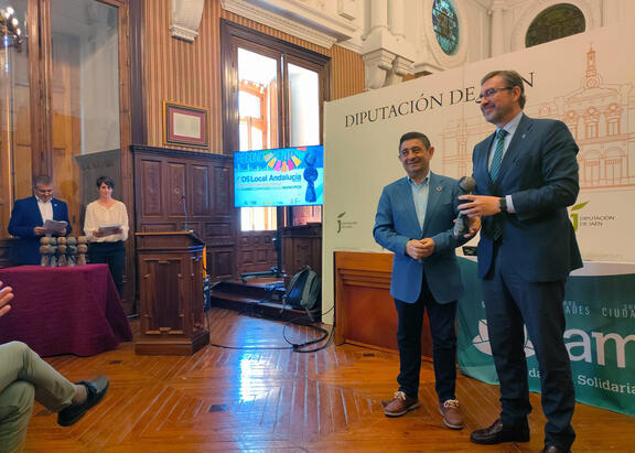 El Rector de la UJA recoge el reconocimiento de manos del presidente de FAMSI, Francisco Reyes.