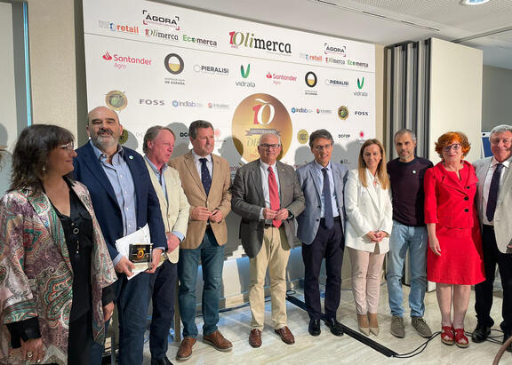 Representantes institucionales y miembros de proyectos premiados, en el acto organizado por Olimerca.