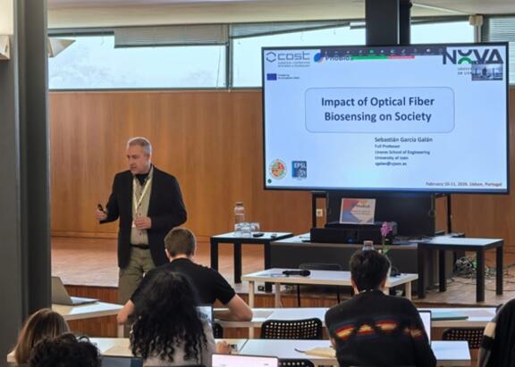 Presentación en la Universidade NOVA de Lisboa del Dr. S. García Galán, líder del proyecto 'PhoBioS' en la Universidad de Jaén