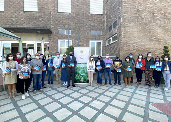 El Rector de la UJA, con el Plan, junto a investigadores de la UJA.