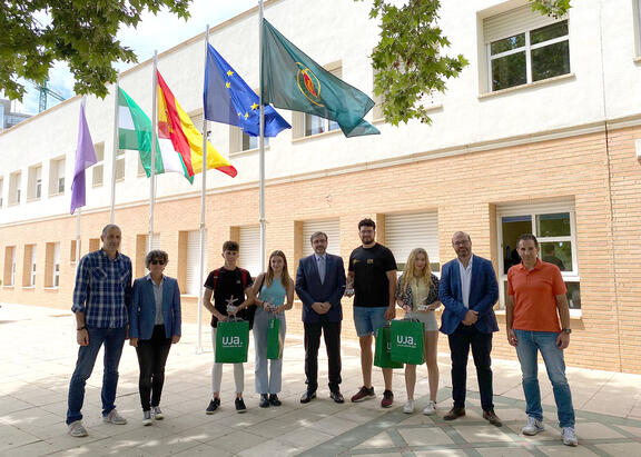 Foto de familia con los medallistas universitarios.
