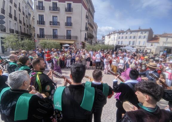 Actuación de la Tuna Universitaria de Jaén en Béziers.