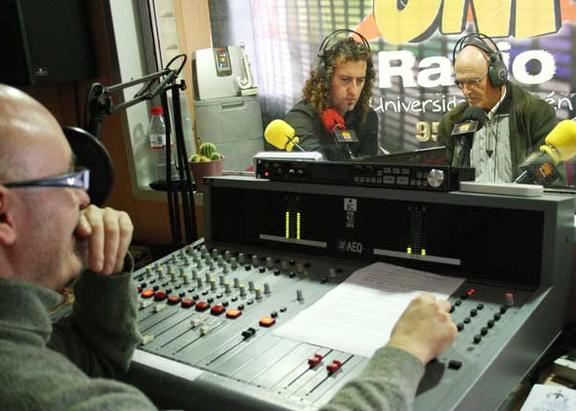 Julio A. Olivares, en los estudios de UniRadio Jaén realizando una entrevista.