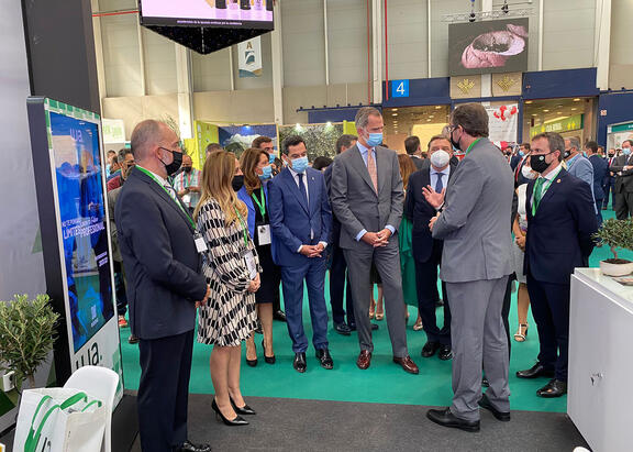 Visita de Su Majestad el Rey al stand de la Universidad de Jaén en Expoliva.