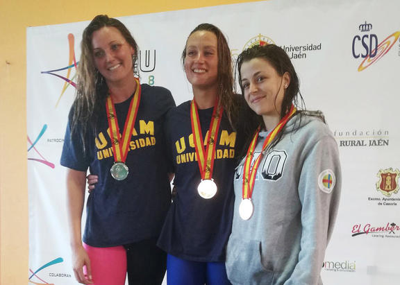 Mireia Belmonte, junto con Melani Costa y Mónica Cabal 