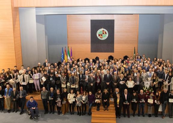 Representantes institucionales de la UJA y personal reconocido, en el Aula Magna.