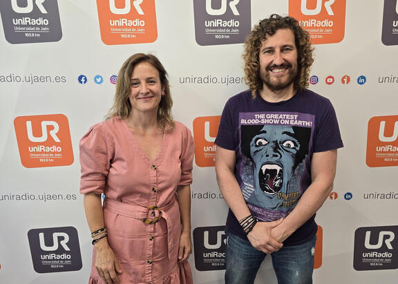 Ángela María Kayser Mata y Julio Ángel Olivares Merino, en los estudios de UniRadio Jaén