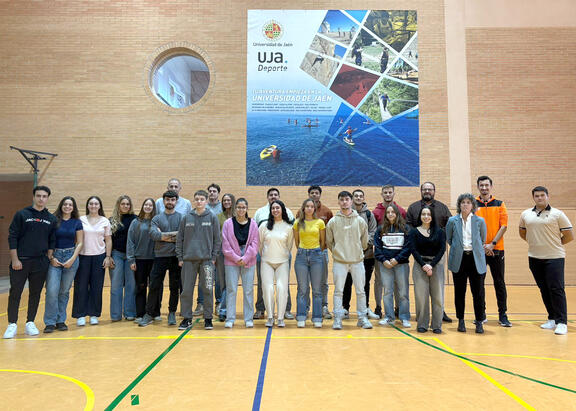 Foto de familia con deportistas PADUAN del curso 2025-2026.