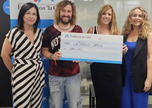 Julio Ángel Olivares y Anabel Gámez reciben la recaudación de manos de La Caixa.