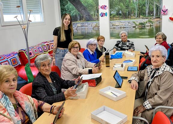 La investigadora Aurora Polo, con un grupo de personas mayores.