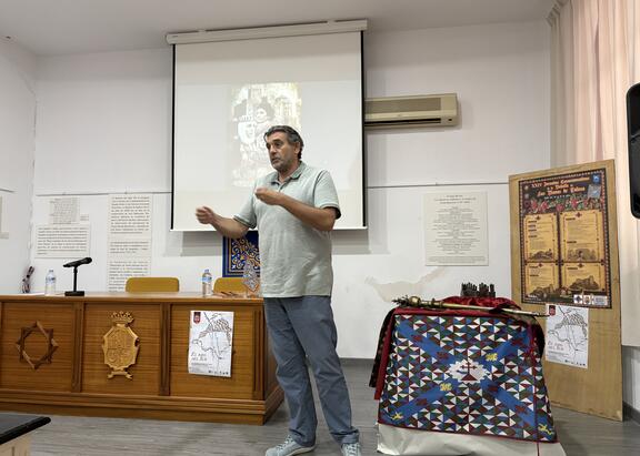 José Miguel Delgado, presentando 'El paso del Sur. Los ingenieros militares y el camino de Despeñaperros (1777-1808)’.