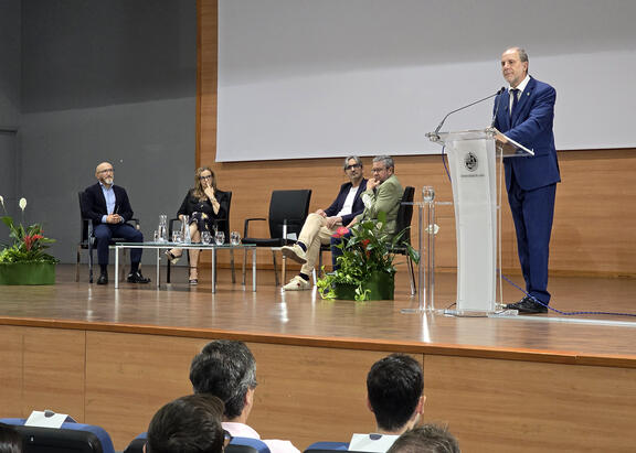El cirujano doctor Diego González Rivas, sentado en el centro, antes de su conferencia.